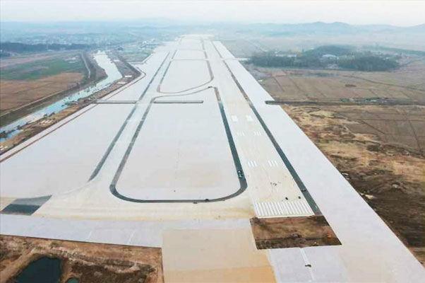 Kim Jong UN Visit Pyongyang Sunan International Airport, Check the Runway Markings