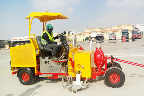 Cold paint or cold plastic airless pavement marking machine