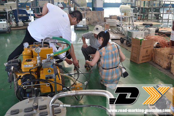 Vietnam-customers-check-machine-spraying-guns