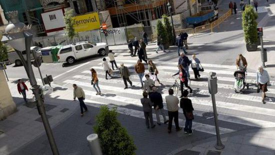 Spanish Smart zebra crossing conversion lights by pedestrian traffic